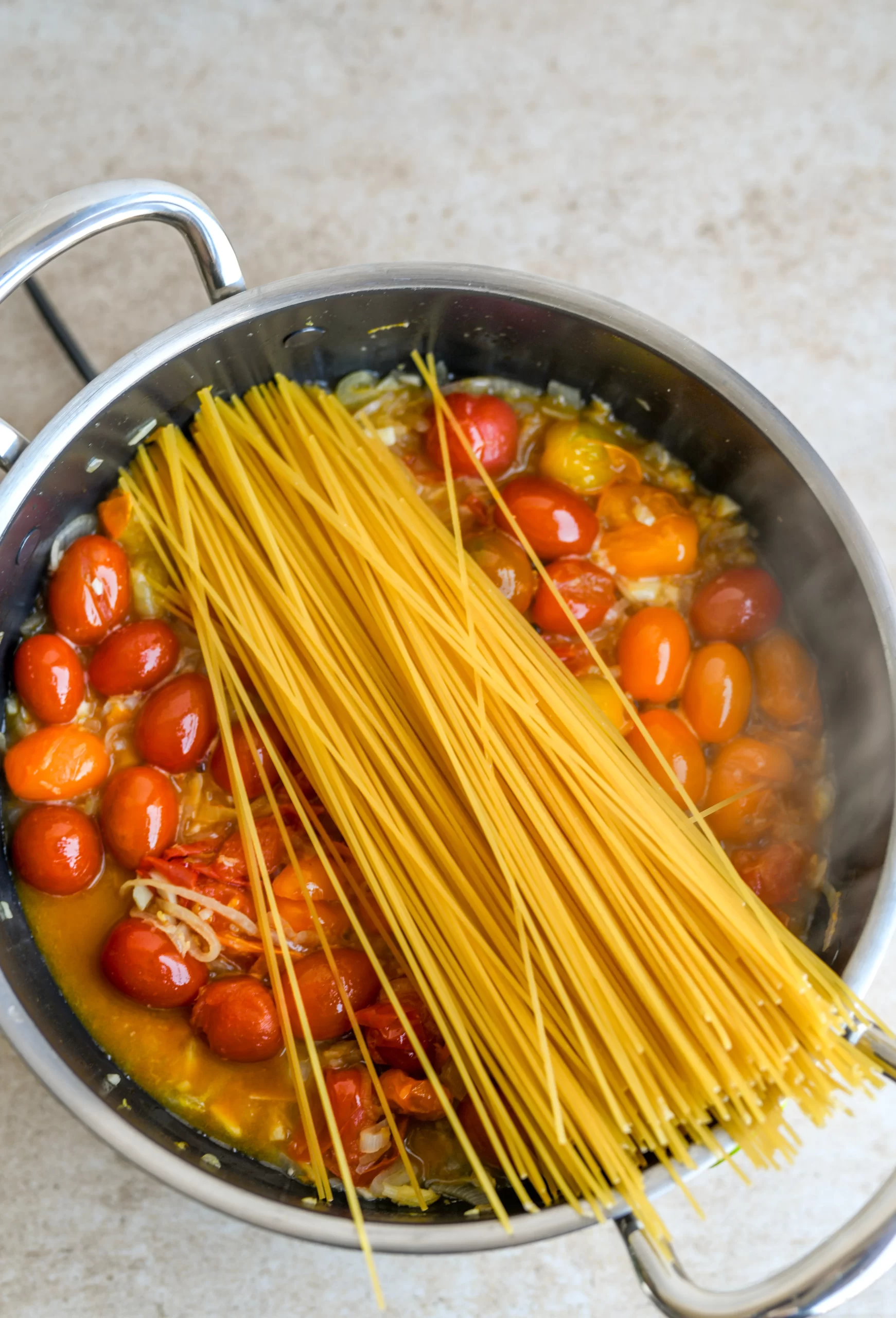 spaghetti added to pot